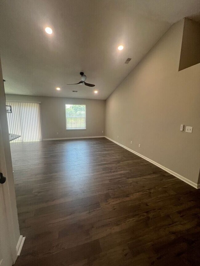 Building Photo - MOVE IN SPECIAL! 4 Bed/3 bath Single Famil...