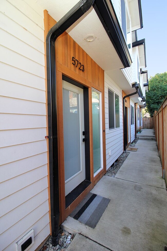 Building Photo - Modern Comfort & Style in Recently Constructed 2 Bed/2.5 Bath Townhome, Located in Vibrant John's...