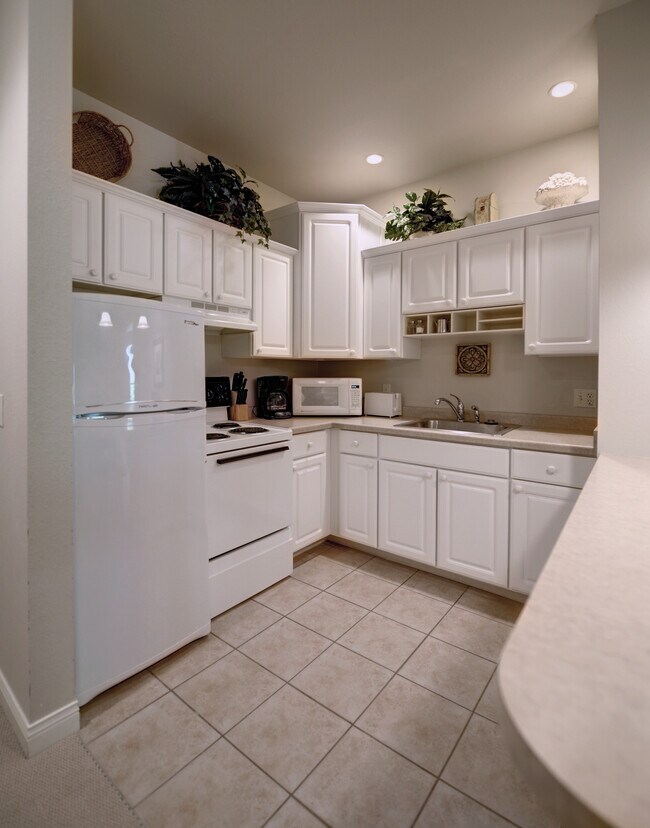 Cocina equipada - The Apartments at Corporate Cove