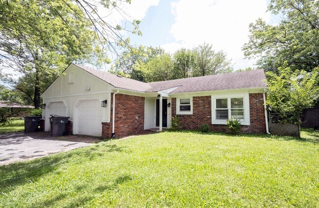 Building Photo - "Charming 2-Bed Duplex in Indianapolis – S...
