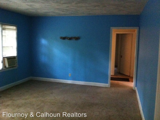 Building Photo - 3 br, 1 bath Apartment - 15 Lowe Drive