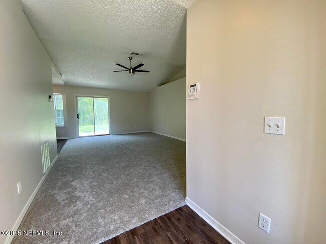 Foto del edificio - 2456 Justin Rd W