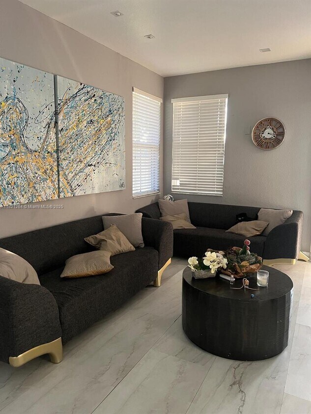 Foto principal - 8502 NW 114th Ave