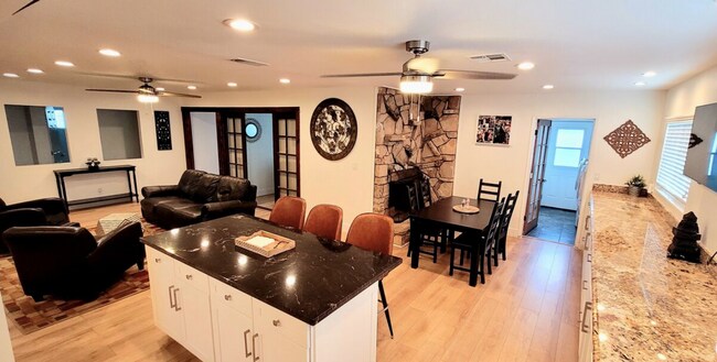 Vista de la cocina a Nook - 335 S California St