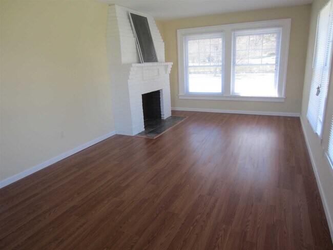 Building Photo - 212 S Cherry St