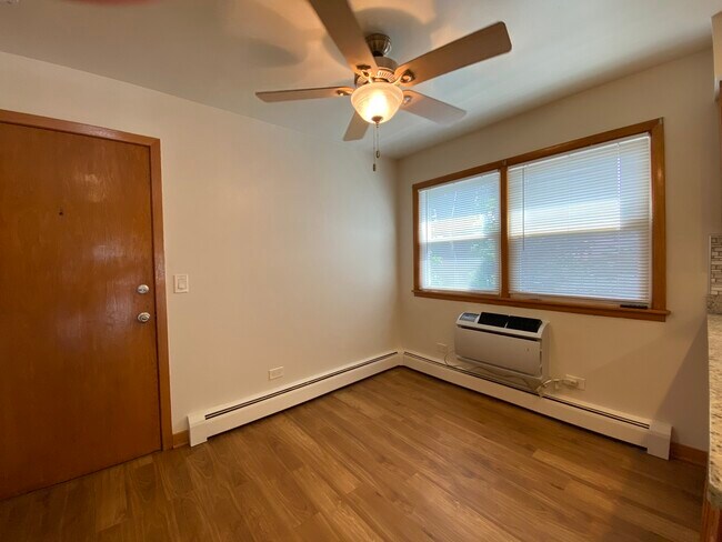 Foto del edificio - 5452 W FOSTER Ave