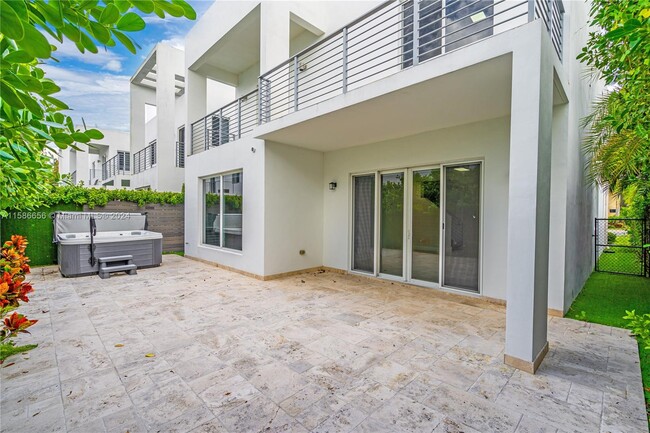 Foto del edificio - 6830 NW 103rd Ave