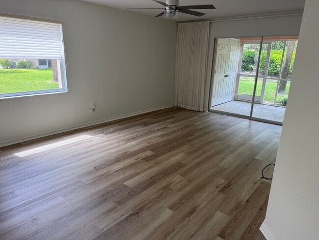 Foto del edificio - 26735 Little John Ct