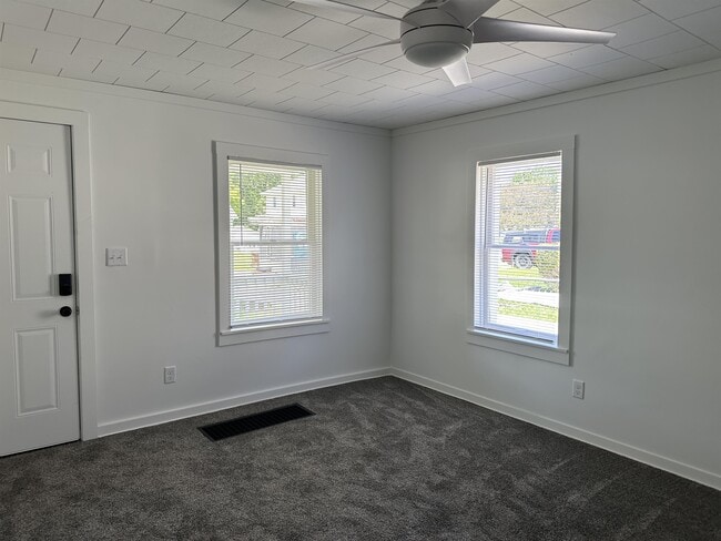 Building Photo - 1453 S Oak Ave