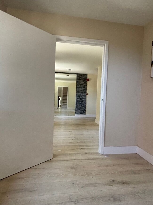 Building Photo - Redwood City Apartments Unit 5