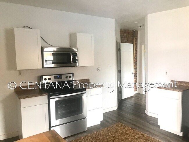 Building Photo - Open concept floorplan with a modern look!