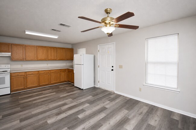Foto del edificio - 3BR Cottage-Style Home in Milton with LVP Flooring, Partially Fenced Yard & Convenient Location N...