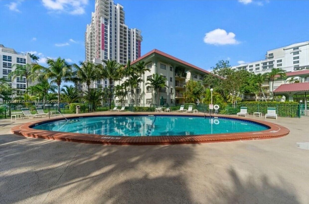 Foto principal - 8101 SW 72nd Ave