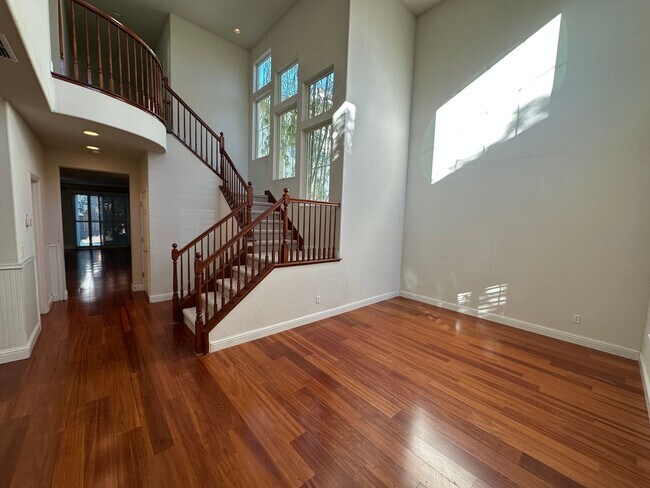 Building Photo - Beaitiful 4 Bedroom, 2.5 Bath Mountain Hou...