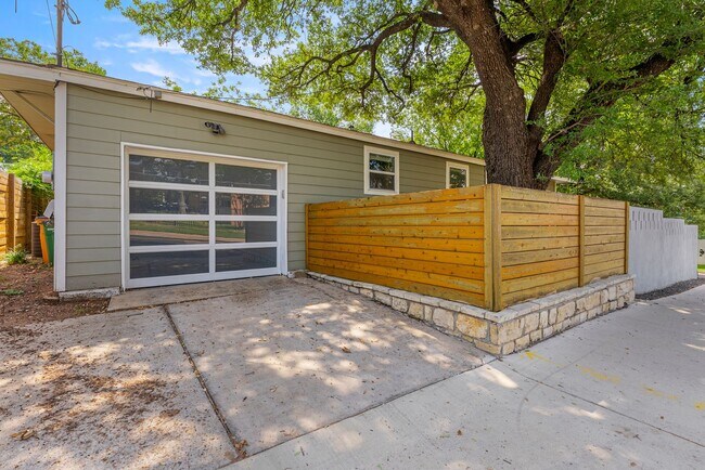 Building Photo - Beautiful 3 bedroom, 2 bathroom home in Ce...