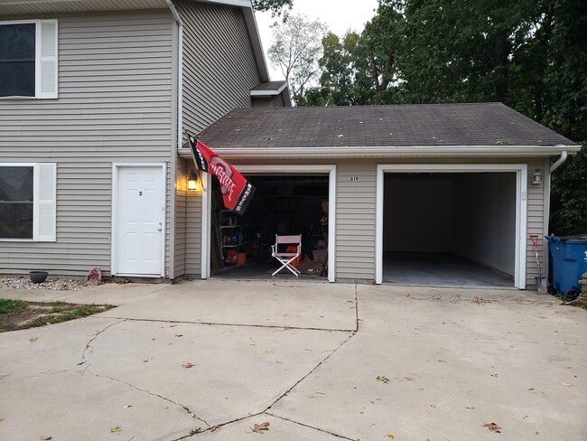 1 Car Garage - 819 Antler Dr