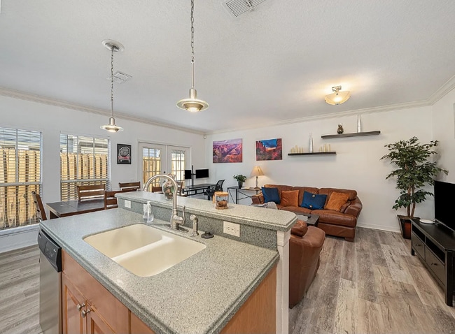 Building Photo - 402 S Willow Ave