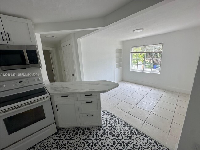 Building Photo - 553 NE 65th St