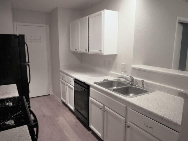Foto del edificio - 7906 West Gate Blvd
