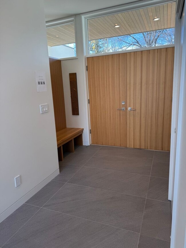 Building Photo - Silver Maple Stunning