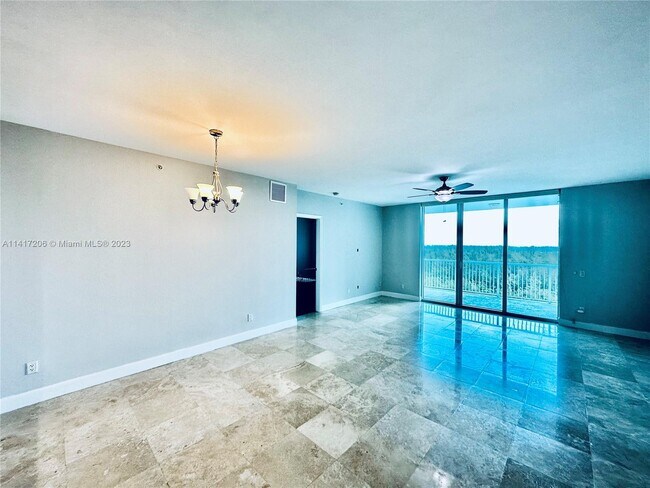 Foto del edificio - 14951 Royal Oaks Ln