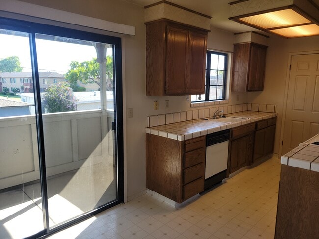 Kitchen - 1058 Padre Dr