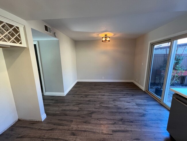 Building Photo - Updated Townhome in Ventura