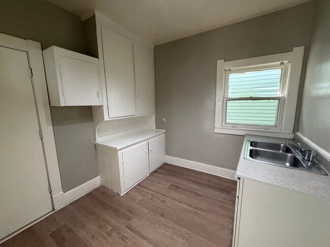 Building Photo - 1705 Marlow Rd