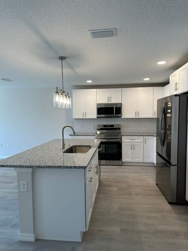 Foto del edificio - Side A  available soon!