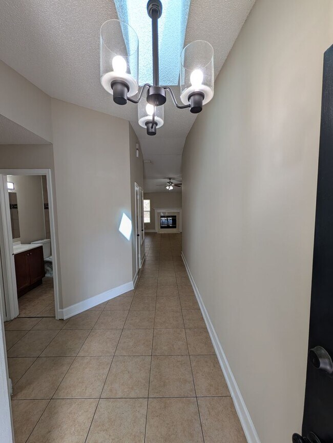 Building Photo - AVAILABLE NOW!! Great 3 Bedroom 2 Bath on the North side