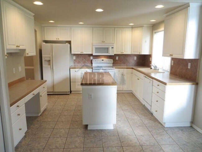 Building Photo - Enchanting, Elegant and Immaculate Home in...