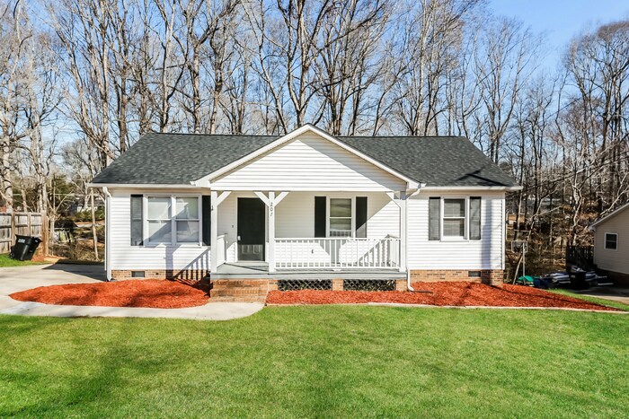 Foto principal - 207 Pinonwood Dr