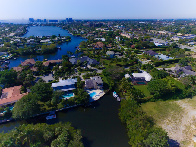 Building Photo - 1345 Oyster Bay
