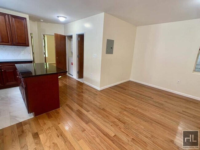Foto del edificio - 607 EAST 8 STREET 2R