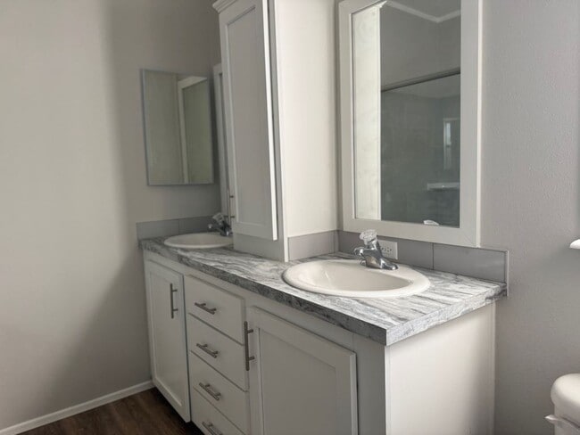 Building Photo - 492 Driftwood Dr