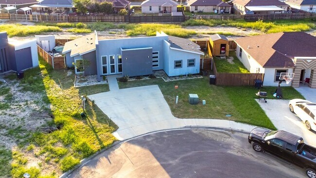 Foto del edificio - 2375 Oak Breeze Cir