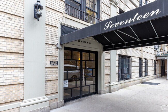 Entrada - 17 W 71st St