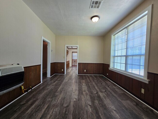Building Photo - 400 S Cash