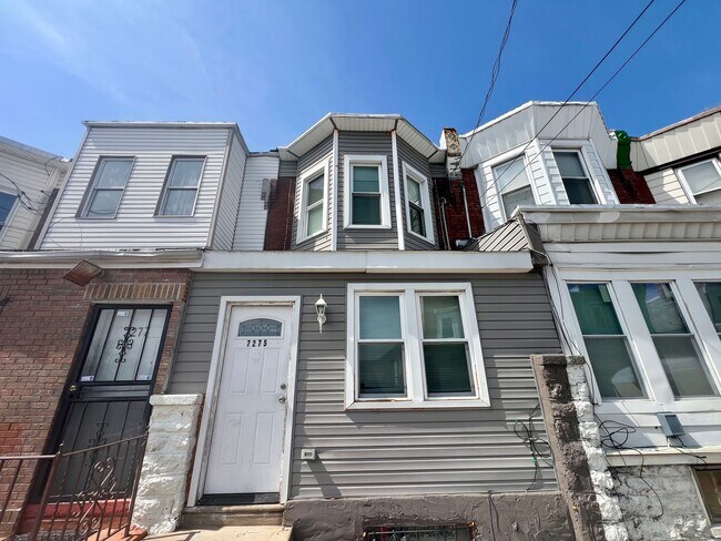 Foto del edificio - Gorgeous 3-Bedroom Townhome in Elmwood Park! Available NOW!
