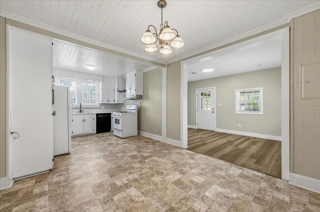 Building Photo - Charming 3-Bedroom Home with Large Fenced Yard in Richmond Hill!