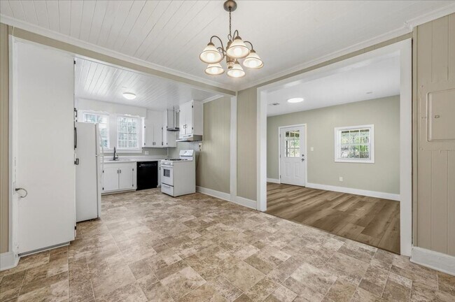 Foto del edificio - Charming 3-Bedroom Home with Large Fenced Yard in Richmond Hill!