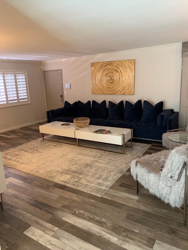 living room (view from kitchen) - 1128 11th St