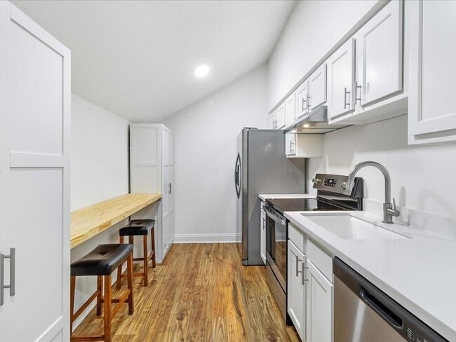 Building Photo - 641 Village Ln S