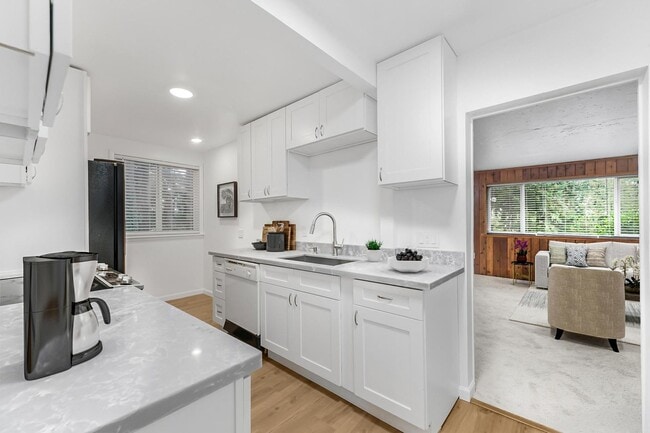 Foto del edificio - Fully Renovated & Very | Huge Yard | New HVAC | Lease w/ Option to Buy