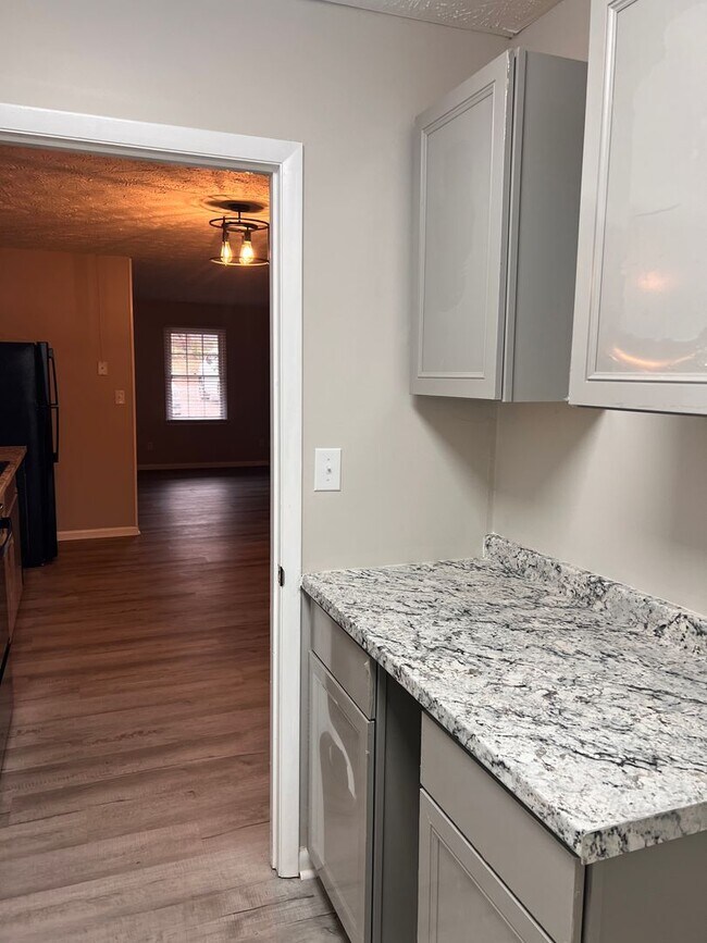 Building Photo - 2 bedroom duplex for rent - Available Now