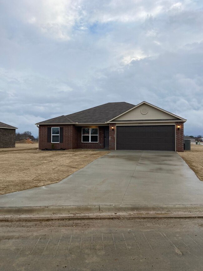 Building Photo - Three Bedroom | Two Bathroom in Jonesboro