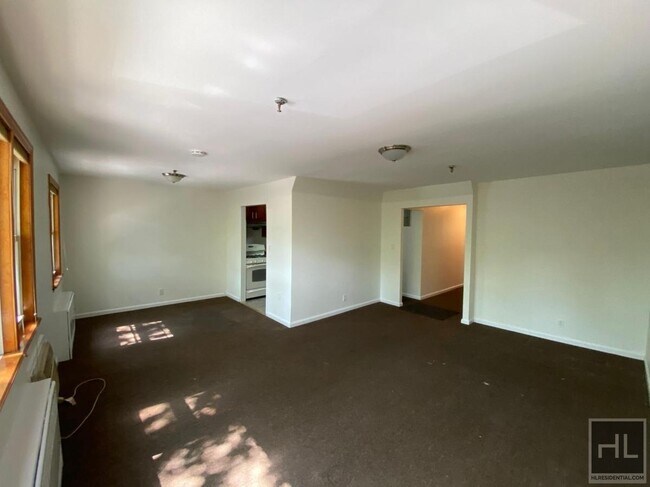 Foto del edificio - Spacious 3 bed 1 bath FLUSHING!!!