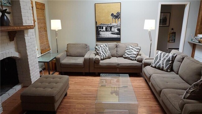 Foto del edificio - 9502 Shady Oaks Dr