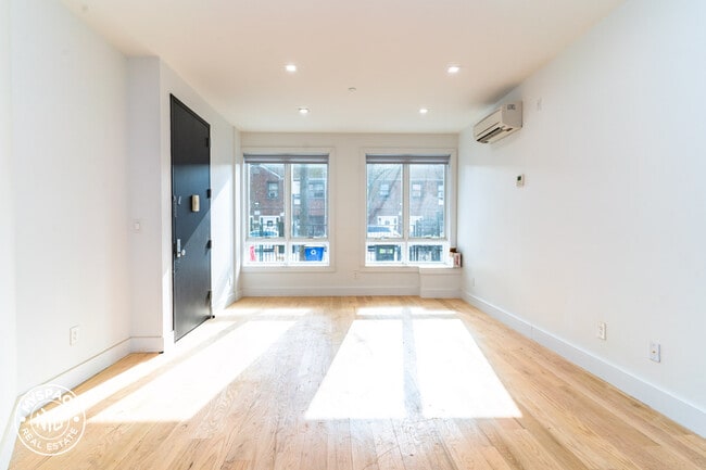 Building Photo - 735 Fenimore St
