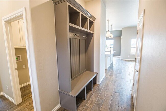 Building Photo - Very Nice 3 Bedroom 2 Bath Home in Yukon S...